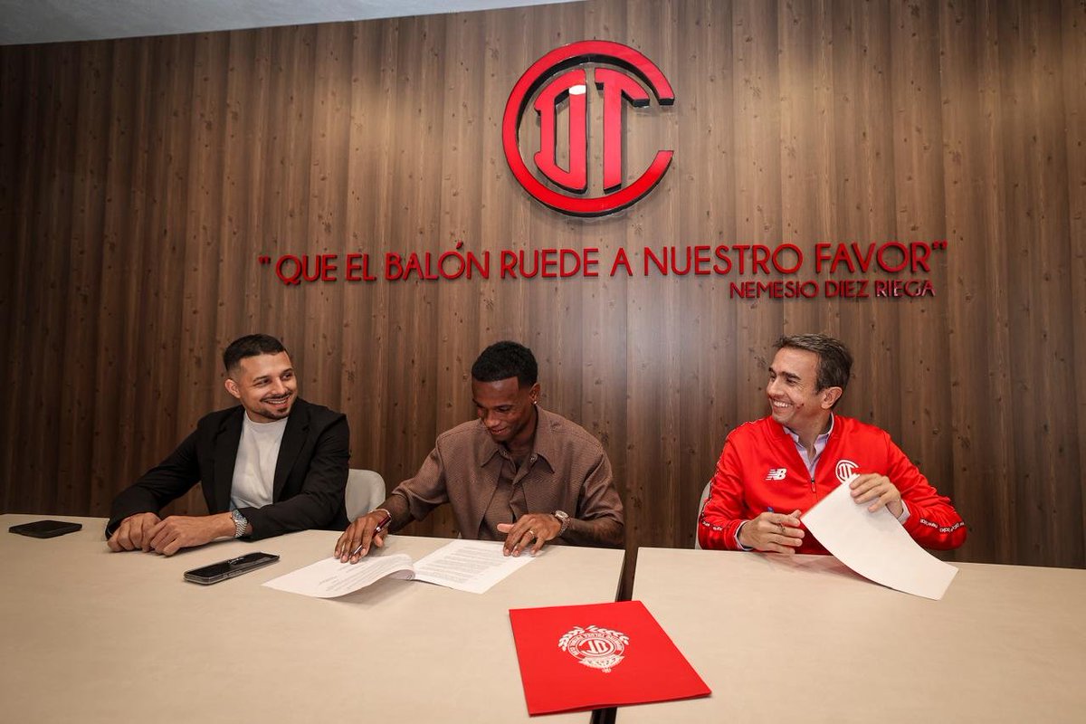 HolaDango's tweet photo. 🔥 ¡HELINHO ES DIABLO HASTA 2029! 👹🇧🇷
​Toluca hace oficial la renovación del extremo brasileño de 26 años, blindándolo ante ofertas internacionales.
​
🏆 6 títulos vistiendo la escarlata.
​Continuidad para el proyecto más ganador del país. 🔴⚪

​#TolucaFC #Helinho2029 https://t.co/l4jNI19kaO