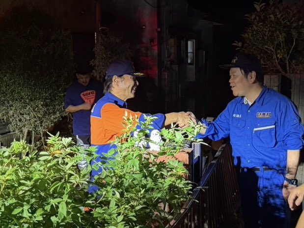 hisato_tamiya's tweet photo. 地元の仲間たちが、それぞれの立場で地域の復旧に力を尽くしてくれています。

消防団の皆さんは、交通整理や、浸水地域で夜遅くまで排水作業に従事。
建設業・防災関係の皆さん、そしてJCの仲間たちは、歴史民俗博物館前の土砂崩れの復旧作業にあたっています。

災害の中、それぞれが自分のできることを持ち寄り、地域のために動いている。その姿を本当に心強く、誇りに思います。

まだ復旧は続きます。
私も今日一日、現場を回りながら、一日も早い復旧に向けて全力で取り組みます。

#佐倉市
#災害復旧
#消防団