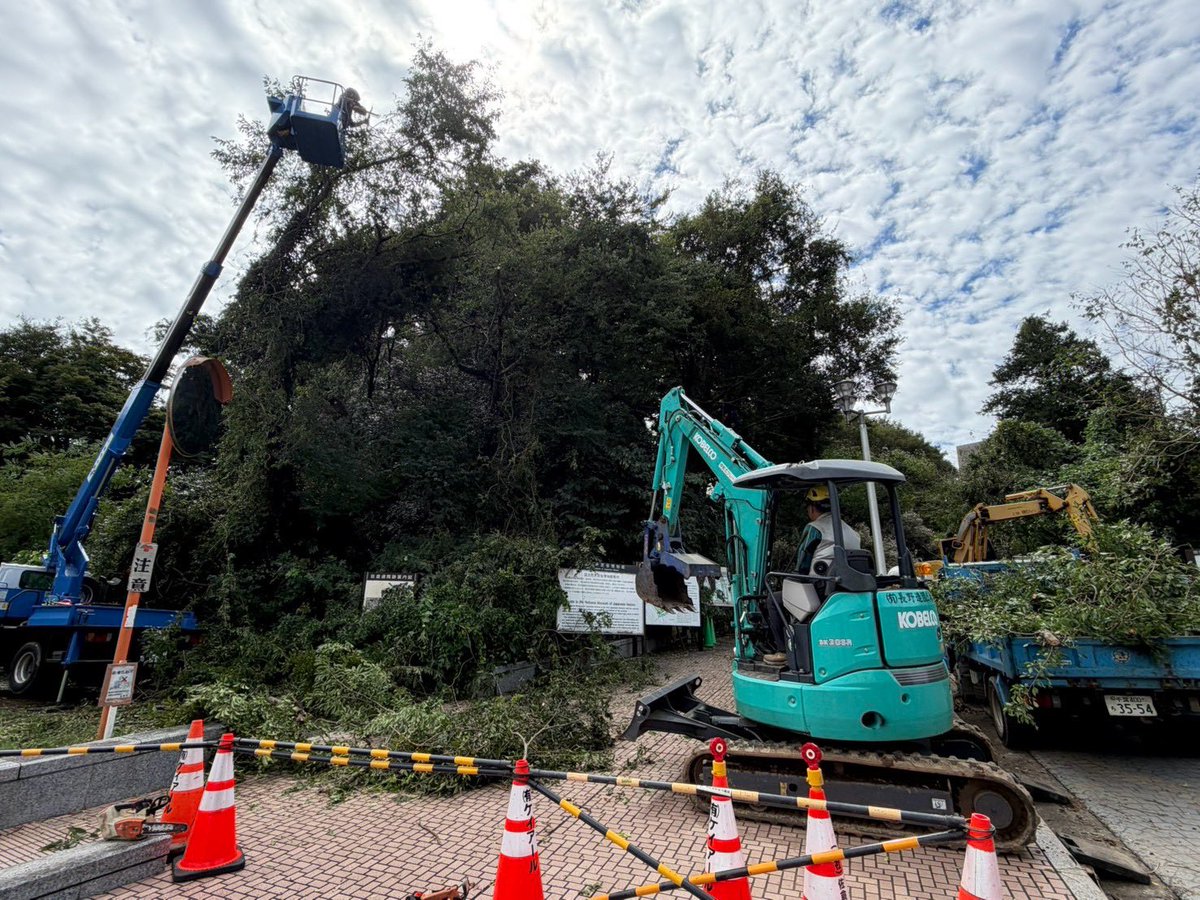hisato_tamiya's tweet photo. 地元の仲間たちが、それぞれの立場で地域の復旧に力を尽くしてくれています。

消防団の皆さんは、交通整理や、浸水地域で夜遅くまで排水作業に従事。
建設業・防災関係の皆さん、そしてJCの仲間たちは、歴史民俗博物館前の土砂崩れの復旧作業にあたっています。

災害の中、それぞれが自分のできることを持ち寄り、地域のために動いている。その姿を本当に心強く、誇りに思います。

まだ復旧は続きます。
私も今日一日、現場を回りながら、一日も早い復旧に向けて全力で取り組みます。

#佐倉市
#災害復旧
#消防団