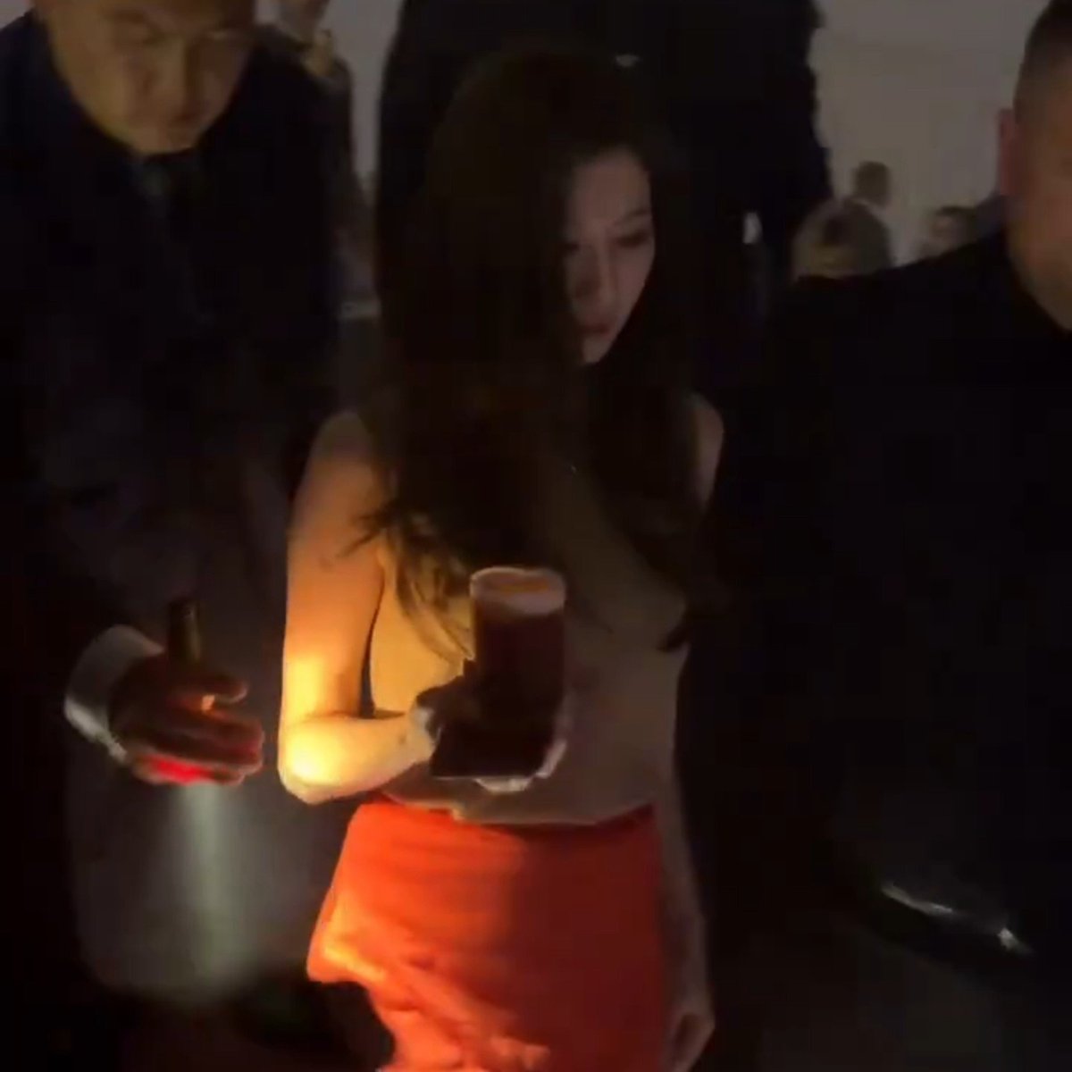 sh4rich's tweet photo. Is she carrying the drink on her phone??? https://t.co/YpMOWvLBSg