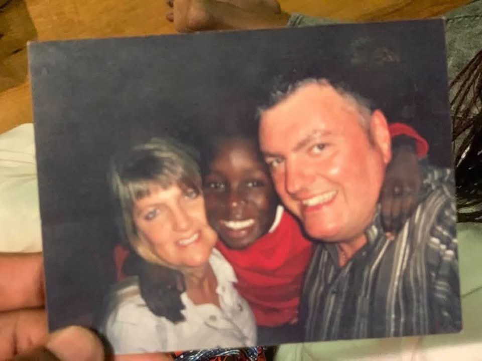 SonkoBaFaw04's tweet photo. Bonjour à tous. Je m’appelle Albert Richard suis à la recherche de ce petit garçon (né en 25 juillet 2001 à Thies au Sénégal) qui est sur la photo qui s’appelle Jean Pierre Emile. C’est mon petit frère et j’ai beaucoup hésité avant d’écrire ici. 

Il a été donné en adoption en 2002 au couple français sur la photo ( Claude et Veronique) qui vivait au temps vers Lyon. En effet , la mère ( Emilie) est décédé au lendemain de la naissance de mon petit frère, je devais avoir 5 ans. mon oncle qui était chef de maison avait donné le bébé (dont ma tante s’occupait déjà depuis Dakar) à ce couple qui se trouvait être ses amis car ils ne pouvaient pas avoir d’enfants.
ils sont revenus au pays un jour nous voir quand le petit avait 4 ans et depuis lors on ne le voit plus,  ni de nouvelles de lui ni de sa famille adoptive.
j’ai grandi avec cette envie et cette promesse de retrouver mon petit garçon car  était le seul lien avec la daronne. J’ai demandé a mon oncle et j’ai insisté à plusieurs reprises mais il me fait savoir qu’il n’a plus de nouvelles d’eux , tout ce temps je demandais aussi et je cherchais des informations  Les seules que j’ai réussies à trouver de lui durant ces années sont les photos suivantes..
Je veux juste revoir mon petit frère pas forcément faire partie de sa vie, ni de le séparer de sa famille adoptive mais ce manque est plus fort que moi et je demande à cette famille de me laisser revoir mon frère qui doit avoir 26 ans donc toute personne qui pourrait m’aider sera la bienvenue. Je ne sais pas si j’ai le droit ou pas d’écrire ici pour en parler ou de faire sa recherche mais c’est une nécessité pour moi et je le fais de manière noble et purement amicale. 
Je m’excuse auprès de tous vraiment et j’espère trouver des pistes.

cordialement,
