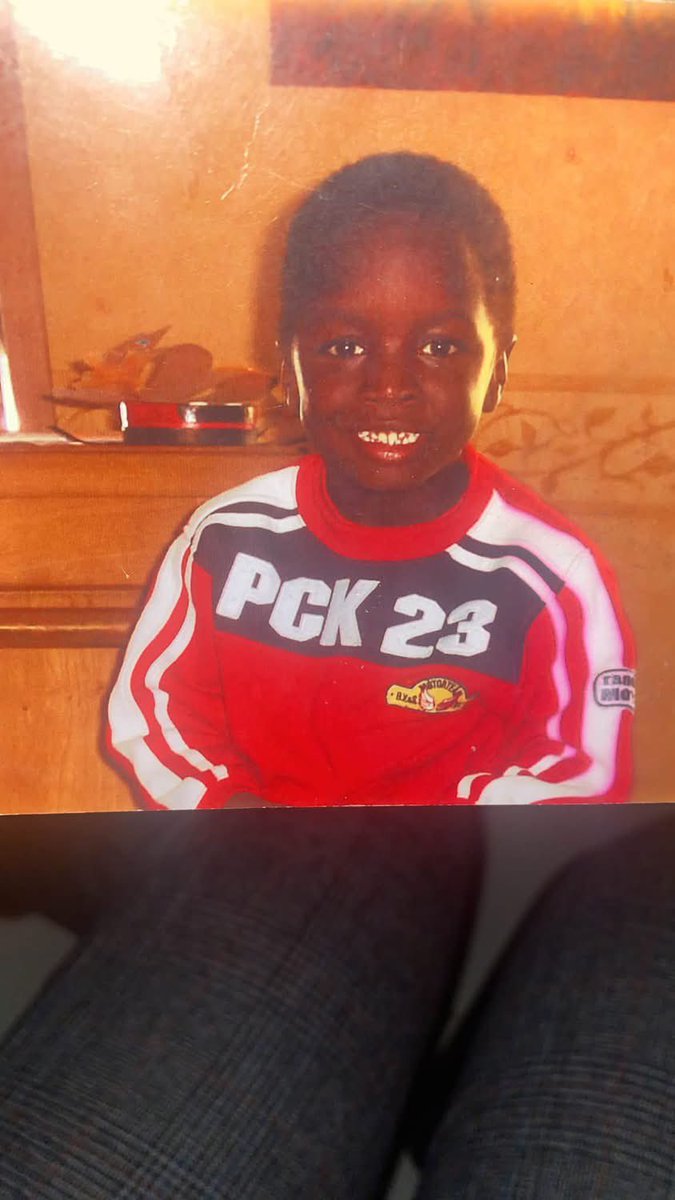 SonkoBaFaw04's tweet photo. Bonjour à tous. Je m’appelle Albert Richard suis à la recherche de ce petit garçon (né en 25 juillet 2001 à Thies au Sénégal) qui est sur la photo qui s’appelle Jean Pierre Emile. C’est mon petit frère et j’ai beaucoup hésité avant d’écrire ici. 

Il a été donné en adoption en 2002 au couple français sur la photo ( Claude et Veronique) qui vivait au temps vers Lyon. En effet , la mère ( Emilie) est décédé au lendemain de la naissance de mon petit frère, je devais avoir 5 ans. mon oncle qui était chef de maison avait donné le bébé (dont ma tante s’occupait déjà depuis Dakar) à ce couple qui se trouvait être ses amis car ils ne pouvaient pas avoir d’enfants.
ils sont revenus au pays un jour nous voir quand le petit avait 4 ans et depuis lors on ne le voit plus,  ni de nouvelles de lui ni de sa famille adoptive.
j’ai grandi avec cette envie et cette promesse de retrouver mon petit garçon car  était le seul lien avec la daronne. J’ai demandé a mon oncle et j’ai insisté à plusieurs reprises mais il me fait savoir qu’il n’a plus de nouvelles d’eux , tout ce temps je demandais aussi et je cherchais des informations  Les seules que j’ai réussies à trouver de lui durant ces années sont les photos suivantes..
Je veux juste revoir mon petit frère pas forcément faire partie de sa vie, ni de le séparer de sa famille adoptive mais ce manque est plus fort que moi et je demande à cette famille de me laisser revoir mon frère qui doit avoir 26 ans donc toute personne qui pourrait m’aider sera la bienvenue. Je ne sais pas si j’ai le droit ou pas d’écrire ici pour en parler ou de faire sa recherche mais c’est une nécessité pour moi et je le fais de manière noble et purement amicale. 
Je m’excuse auprès de tous vraiment et j’espère trouver des pistes.

cordialement,