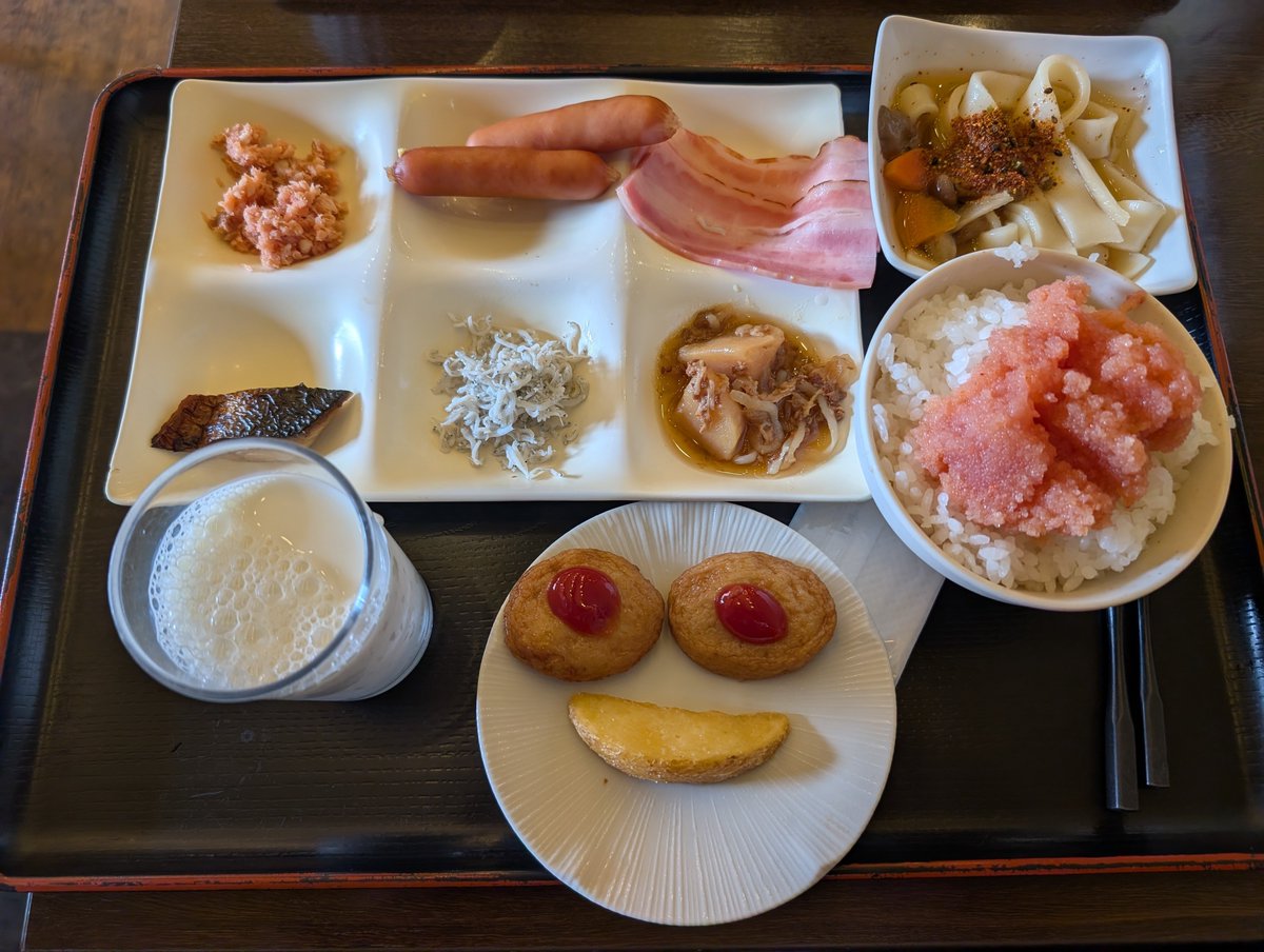 kurofuku's tweet photo. 個人的に泉質が日本一だと思う万座温泉に一泊二日旅行。
芸術家の天敵である小分けトレイにやられ小皿で顔朝飯♫
#旅行中 
#万座温泉 
#日進館
#タラコ取り放題
#ベーコン
#ウインナー
#鮭フレーク
#焼鯖
#ちりめんじゃこ
#肉じゃが
#ほうとう
#さつま揚げ
#ポテトフライ
#朝はやっぱり牛乳
#顔朝飯 https://t.co/FpZcQn5eaT