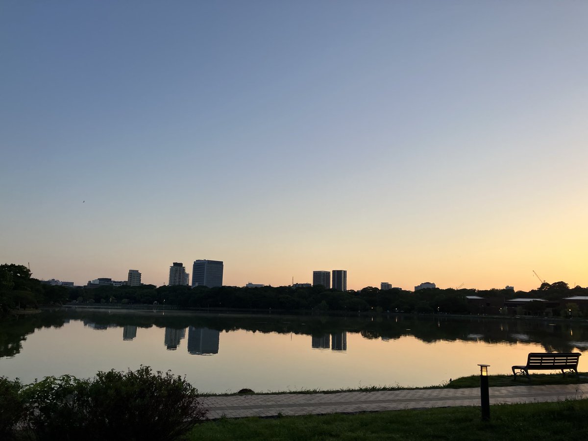 Tafuta5026's tweet photo. シルバーウィーク最終日。
今日も大濠公園ウォーキング。
まぁ今度は毎週日曜朝くらいしか歩かないとは思うが。
福岡では秋分の日の日の出が6時くらいということですね。 https://t.co/mKuQUDWM6d