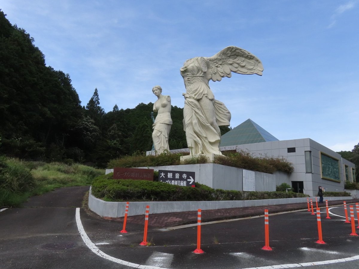 momoshima_jun's tweet photo. ルーブル彫刻美術館、外観もバカでかニケとバカでかヴィーナスにお出迎えしてもらえるので満足度が高い。 https://t.co/D0T3aVGiVk