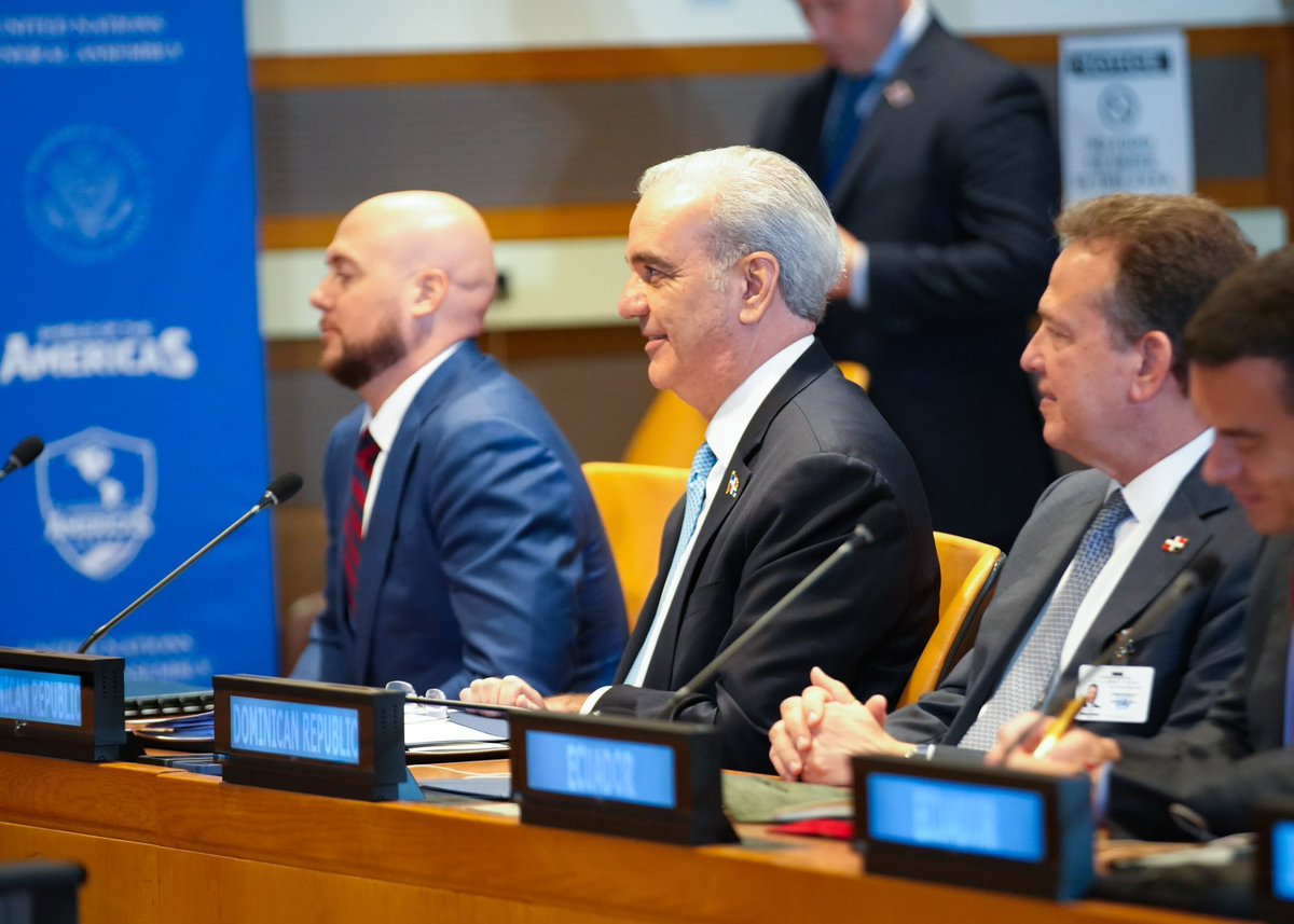 MIREXRD's tweet photo. República Dominicana reafirma su compromiso con la seguridad regional. 🇩🇴🤝🏻🌎  

El canciller @itobisono acompañó al presidente @luisabinader al encuentro de la iniciativa Escudo de las Américas, encabezado por el presidente de los EE. UU., @realDonaldTrump, en Nueva York. https://t.co/cVQzBt1ger