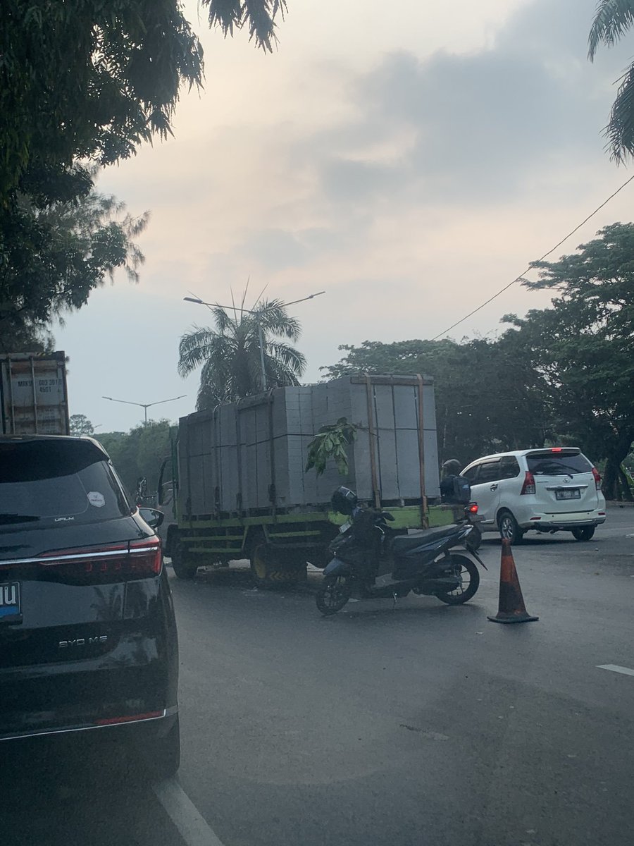 SonoraFM92's tweet photo. #lalinsonora 06.20 info dari @xin_tan #Macet di Jl. Daan Mogot dari Ampera / Batu Ceper Tangerang arah Kalideres imbas dari truk #mogok https://t.co/uQPxt2icEs