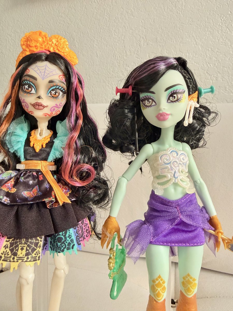 PlasticMksPrfct's tweet photo. I’ve never really done doll hair, but I made a promise I wouldn’t buy any new dolls until I worked on all the ones I already have. So, here’s for my first attempt on doing doll hair 🥹 it���s far from perfect, but for my first time I’m so happy. 
So sad I forgot to take before pics https://t.co/rBPMldzffF
