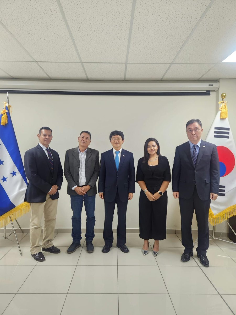 AHERenovable's tweet photo. AHER fortalece vínculos con Corea. 🇭🇳🤝🇰🇷
Sostuvimos una reunión con el Embajador Young Kyu Park y el Consejero Jung Hyun Cho para explorar oportunidades de cooperación, financiamiento y tecnología para el sector renovable hondureño. ⚡🌱
#AHER #EnergíaRenovable #Honduras https://t.co/aUTHfwugVM
