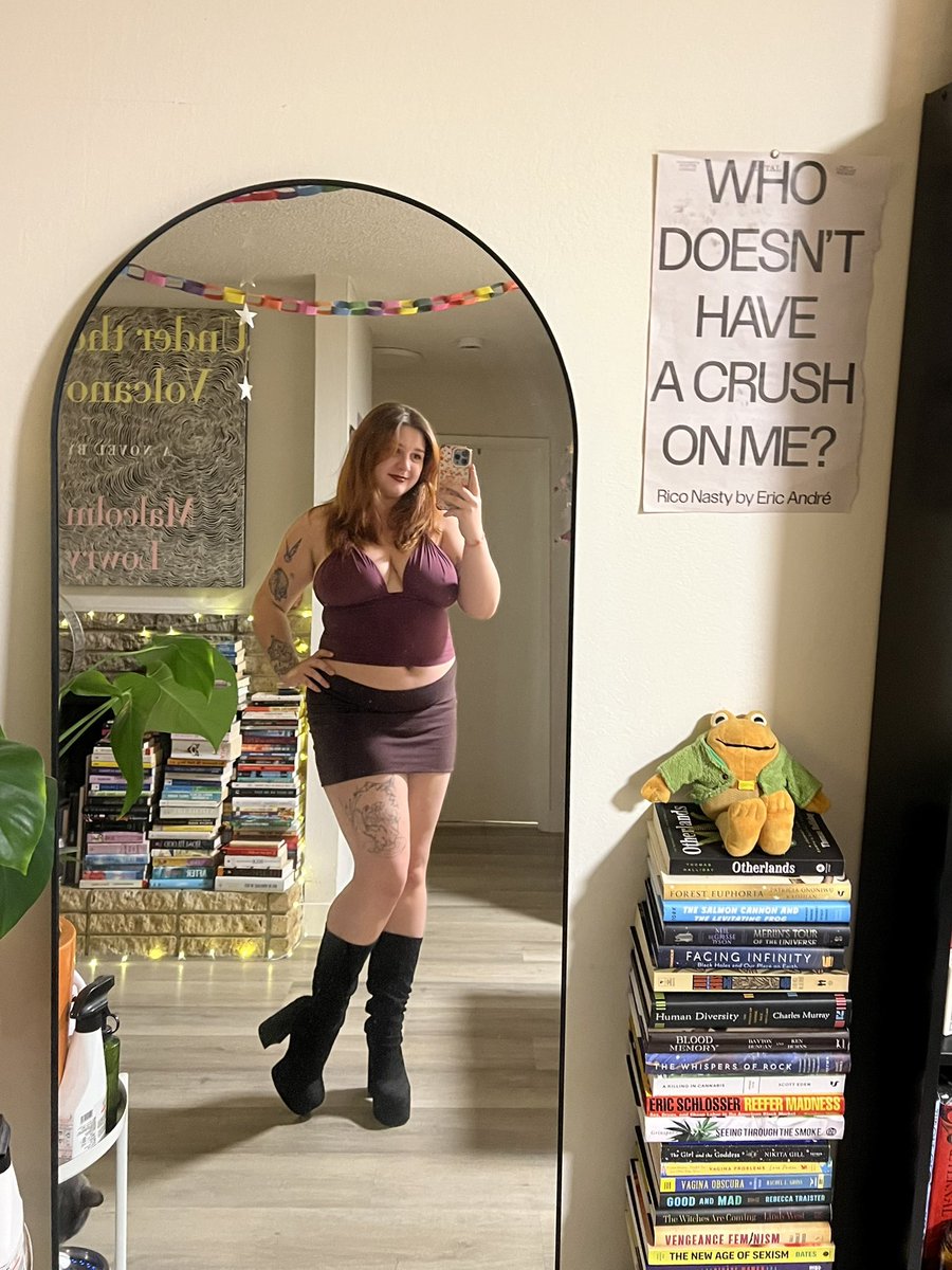 scarletth0ney's tweet photo. fit from this weekend 😇 and yes i am trying to turn my house into a library, what abt it https://t.co/ct4jxrbZR1