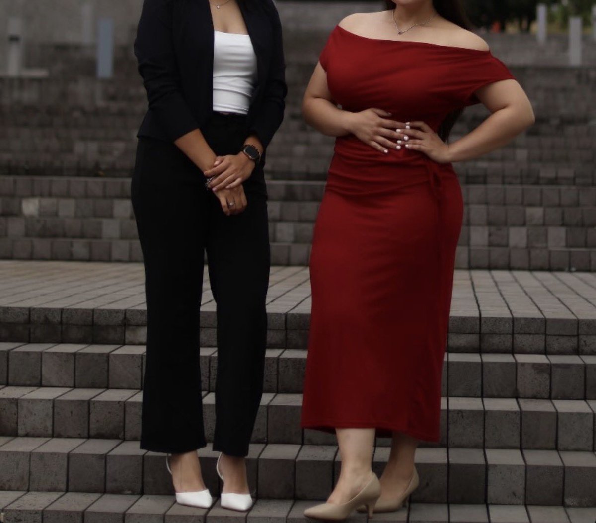 bipolarchild3's tweet photo. Her next to a normal size person.. https://t.co/uwOHSNWs6W