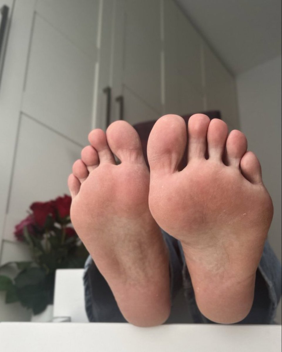 goddessjoyyyyy_'s tweet photo. Such beautiful feet deserve to be pampered. So go on, my little sk|ave!
#findom #feet https://t.co/IYHBJ2zqNZ