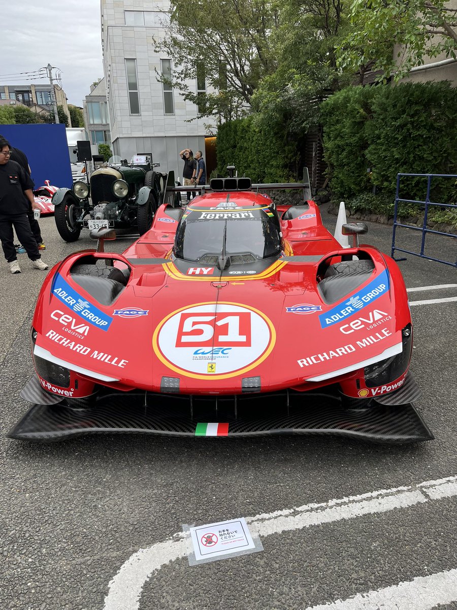 ryuqu53's tweet photo. 通勤途中に代官山寄ったら予想以上の車両が展示されていてびっくり。 https://t.co/Ex4RsfFuJD