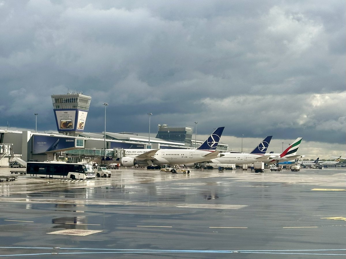 TodaysFlight's tweet photo. It’s just one hour from sunny #BER to rainy #WAW.
First of three flights today.
Sort of the appetiser to something longer.
#LOT #LO388 #EMB190 #avgeek #aviation https://t.co/ioG7GbhaKm