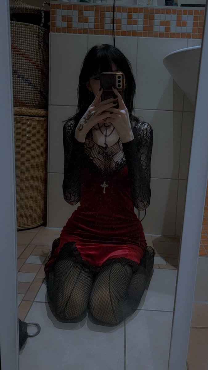 sm0ltiddyg0thgf's tweet photo. Same height as the sink https://t.co/Fza7zccMPm