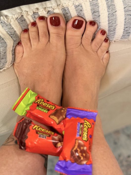 goddessjoyyyyy_'s tweet photo. If you want to win me over…here’s the way❤️👻🎃🦇
#findom #feet https://t.co/r2en6WAExk