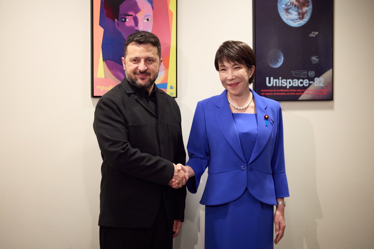 ZelenskyyUa's tweet photo. Подякував Прем’єр-міністерці Санае Такаїчі під час нашої зустрічі за міцну підтримку Японії протягом усіх цих років російської війни: енергетичні пакети, санкційні рішення та гуманітарні проєкти. І дуже важливо було почути, що допомога продовжиться. Обговорили напрями, де можемо бути корисні одне одному. Звісно, Україна готова ділитися своїм досвідом і технологіями на взаємовигідній основі. Японія також має сильні технології для захисту життя, передусім у ППО, які можуть допомогти Україні пройти наступну зиму, якщо Росія вкотре відкине перемовини. Запросив пані Прем’єр-міністерку відвідати Україну, і зокрема Києво-Печерську лавру, яку Японія допомагала відновлювати після жорстокого дронового удару росіян. Вдячний за лідерство у допомозі заради захисту життів в Україні. Дякую, Японіє!