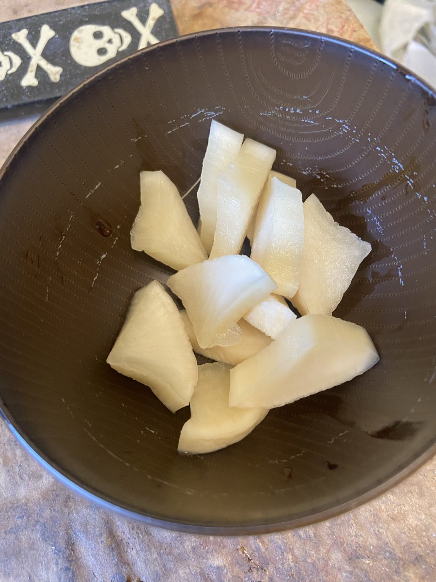 Ysuke1014's tweet photo. 昨日のご飯
朝→大根のぬか漬け
昼→無し
夜→野菜（みょうが、オクラ、えのき、しそ）天丼 https://t.co/zlbWt6lg99