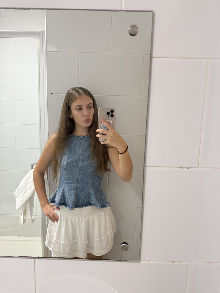 charlottpeck_'s tweet photo. if you saw me with my back completely out because of a broken zip on my top, no you didnt 😙 https://t.co/2DU9Sfxg7E