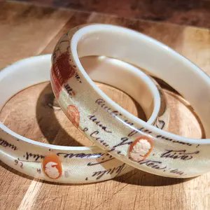 renaissancefai's tweet photo. https://t.co/YRrqki3LML
#vintagebangles #AmedeoNYC #Italian #bracelet #Lucite #resin #LettersDAmore #script #cameo #stacking #collectible #pairofbangles #bangles https://t.co/GMPLzz3wtz