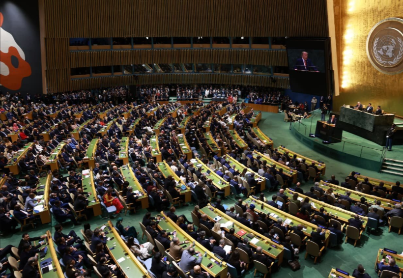 Lagyenews's tweet photo. Daniel Noboa participó en el inicio del debate general de la ONU y llevó a la agenda la lucha contra el crimen organizado transnacional. En Nueva York también se reunió con Kristi Noem para abordar el Escudo de las Américas y la cooperación regional en seguridad.

#Ecuador #ONU #EscudoDeLasAméricas 

Info: Presidencia de la República en X.