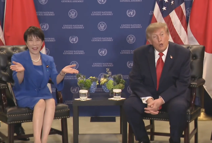 PapalotX's tweet photo. 【神対応】「報道陣は出て行って！」
高市首相がトランプ大統領の心をつかんだ一言...
マジで痛快すぎるんですけど、首脳会談の冒頭で高市首相が議題がたくさんあるので、そろそろ報道陣の皆さんには出ていってもらおうって笑顔で言って、トランプ大統領がそうだ、彼女の言った通りだ（You heard her）って大爆笑した話、トランプさんの炎上ネタを完璧に把握した上で、お茶目かつスマートに密室でのガチ議論へ誘導するユーモアと距離感の詰め方、マジでセンスの塊ですね。