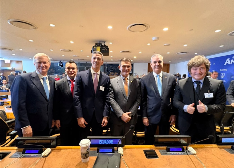 Lagyenews's tweet photo. Daniel Noboa participó en el inicio del debate general de la ONU y llevó a la agenda la lucha contra el crimen organizado transnacional. En Nueva York también se reunió con Kristi Noem para abordar el Escudo de las Américas y la cooperación regional en seguridad.

#Ecuador #ONU #EscudoDeLasAméricas 

Info: Presidencia de la República en X.