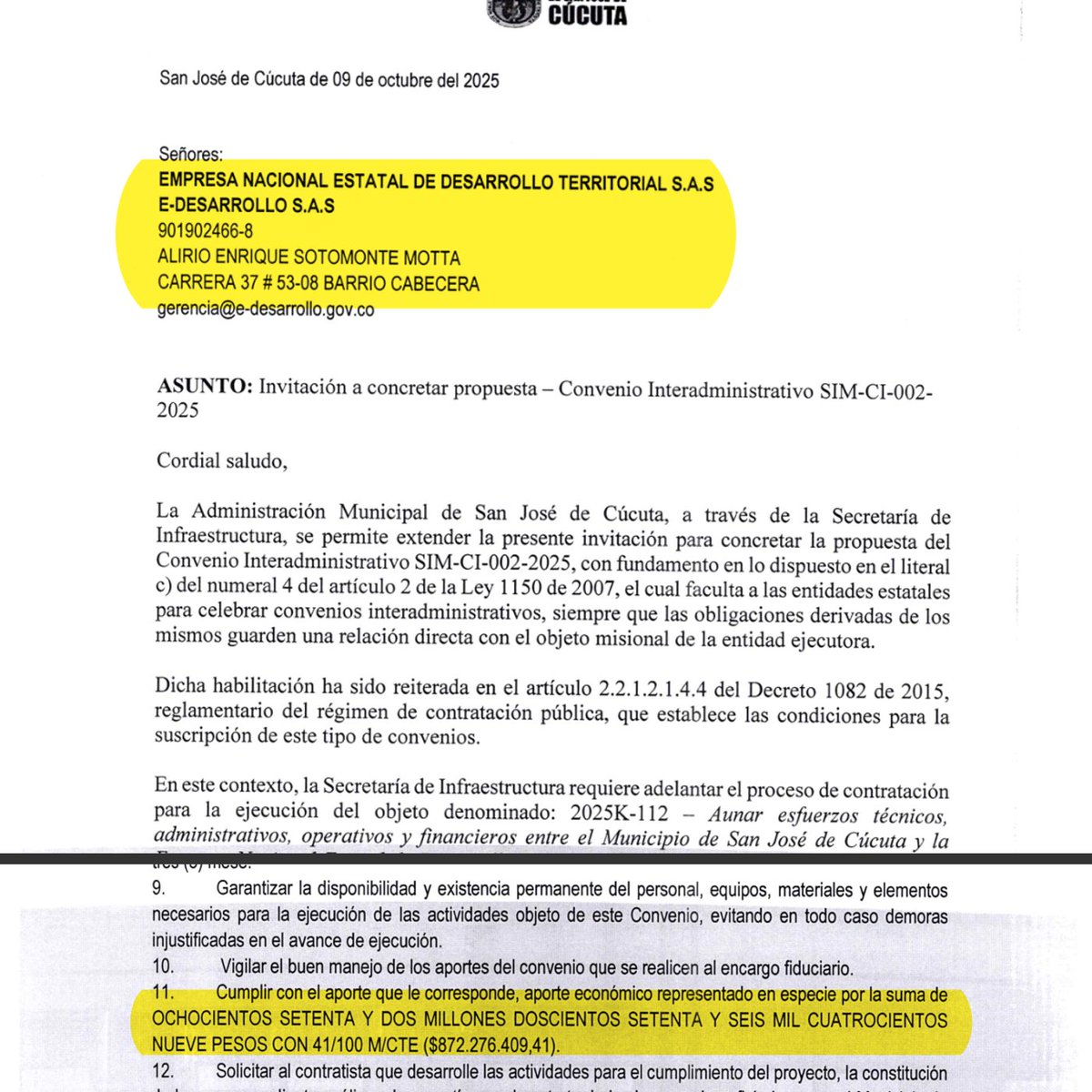 Arturo__Ramos's tweet photo. Día 5/7  #SillaCoja

Estos son los ocho funcionarios que firmaron el acta de idoneidad, el documento con el que la Secretaría de Infraestructura certificó que E-DESARROLLO podía recibir $46.372 millones sin licitación: 

Germán Alexander Chávez Rangel, Secretario de Infraestructura y ordenador del gasto; 
Jorge Fernando García, 
Misael Alexander Zambrano Galvis, 
Mónica Elisa Villamizar, 
Clara Paola Aguilar Barreto, 
Ricardo Ramírez Serpa, 
Fernando Jaimes Tarazona y,
Javier Figueroa Flórez

Los ocho funcionarios declararon: "hemos revisado el documento y lo encontramos ajustado a las normas y disposiciones legales vigentes y, por lo tanto, bajo nuestra responsabilidad lo presentamos para firma".

Estos funcionarios sabían que la ley les prohibía contratar con E Desarrollo mediante contratación directa. No obstante, con actitud dolosa, decidieron desacatar la prohibición legal. De lo que quedó constancia en los documentos del proceso.

Copiaron la prohibición y acto seguido ordenaron hacer lo que estaba prohibido. El análisis del sector, el estudio que justifica no licitar, reproduce en su página 6 el artículo 2, numeral 4, literal c) de la Ley 1150 de 2007 completo, con sus dos incisos: 
"no podrán celebrarse contratos de obra (...) encargos fiduciarios y fiducia pública utilizando esta modalidad de selección con (...) Sociedades de Economía Mixta con participación mayoritaria del Estado". 
En la página 7, ese mismo documento ordena contratar la obra "llave en mano" y constituir un encargo fiduciario. Las dos cosas que acababa de describir el documento como prohibidas.

Sabían que E-DESARROLLO era exactamente el caso que la norma excluía. Lo escribieron en el acta de idoneidad, página 8: "es una sociedad de economía mixta con 90.05 % de capital público". Ese porcentaje es el requisito que activa la prohibición. Por lo que era clara la obligación de licitar.

Para sostener la contratación directa, mutilaron extractos de la norma. Los estudios previos citan ocho veces ese mismo literal c), y las ocho veces citan solo la mitad: el inciso primero, el que admite los convenios interadministrativos, y excluyen la consideración posterior, el inciso segundo, que es el que prohíbe. En la página 12 precisan que el literal fue "modificado por la Ley 1474 de 2011", y ahí paran. El inciso que excluye a las sociedades de economía mixta no aparece en ninguna de las ocho citas.

Renunciaron por escrito a verificar la experiencia. El acta que debía verificarla concluye, textualmente, que "no da lugar a verificación de experiencia por parte del Municipio de San José de Cúcuta".

Y montaron una invitación que no era tal. Se dirigió a una sola empresa, con nombre, NIT y correo, sin plazo de cierre, y le dictó al invitado cuánto debía ofrecer, hasta el centavo: "aporte económico representado en especie por la suma de (...) $872.276.409,41". Nadie invita a proponer diciéndole al invitado qué debe proponer, salvo que la propuesta ya esté escrita.

El artículo 410 del Código Penal castiga al servidor que tramita un contrato sin los requisitos legales esenciales, y exige dolo: saber lo que se hace. Aquí ese conocimiento no hay que probarlo con testigos ni deducirlo. Está escrito, con firma, en el propio expediente.

@FiscaliaCol @PGN_COL