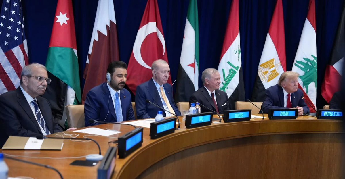 rafdyeenone's tweet photo. بدعوة من ترامب.. رئيس وزراء العراق علي الزيدي يشارك في 
اجتماع موسع بنيويورك بحضور قادة ورؤساء وفود 11 دولة عربية 
وإقليمية
الاجتماع ناقش تعزيز الأمن والاستقرار بالمنطقة، حماية التجارة 
العالمية وتأمين سلاسل التوريد ودعم التنمية الاقتصادية
#العراق #الأمم_المتحدة #نيويورك https://t.co/V96EFKXvQA
