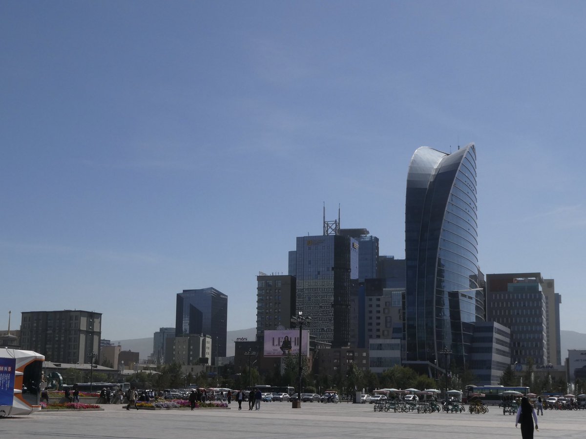 28_miy01's tweet photo. 📍Ulaanbaatar

モンゴルの中心部に行った時の写真📸
地方走ってたら急にビル群出てきてビビった笑
やっぱり街ブラ楽しい、まだ暑かったのもあってアイスクリーム屋さん沢山あった🍦 https://t.co/Z508Xewy2Z