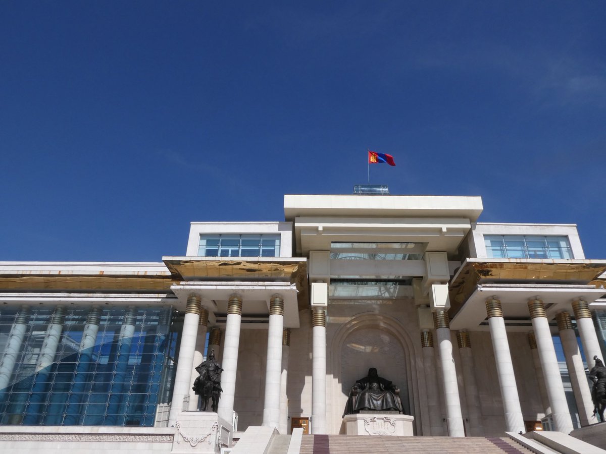 28_miy01's tweet photo. 📍Ulaanbaatar

モンゴルの中心部に行った時の写真📸
地方走ってたら急にビル群出てきてビビった笑
やっぱり街ブラ楽しい、まだ暑かったのもあってアイスクリーム屋さん沢山あった🍦 https://t.co/Z508Xewy2Z