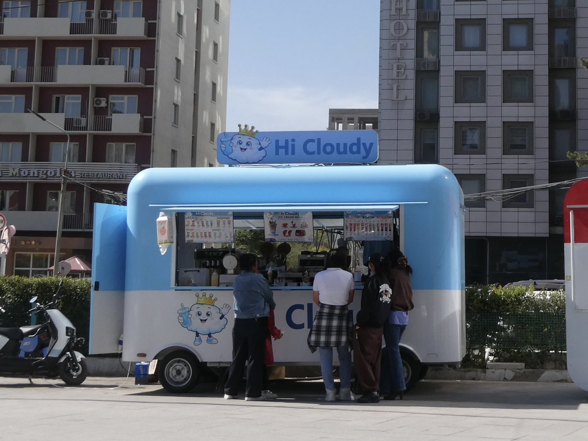 28_miy01's tweet photo. 📍Ulaanbaatar

モンゴルの中心部に行った時の写真📸
地方走ってたら急にビル群出てきてビビった笑
やっぱり街ブラ楽しい、まだ暑かったのもあってアイスクリーム屋さん沢山あった🍦 https://t.co/Z508Xewy2Z