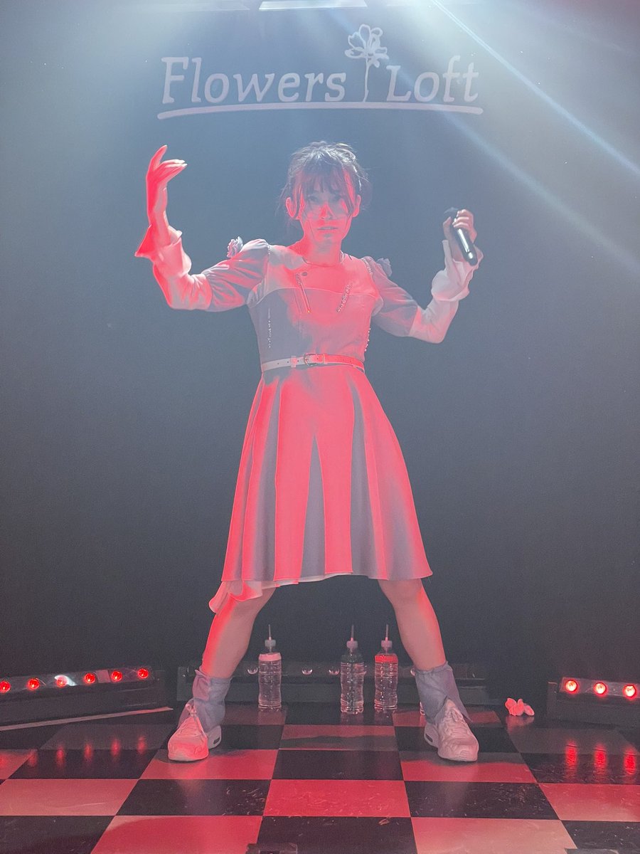 ko_utaricca1972's tweet photo. 琴山さんは、ステージ上でふと見せる表情やポージングに、歌舞伎の「見得を切る」ような瞬間がある。それは映像だけでは伝わらず、ライブで、生で見てこそ得られる感覚だ。だからこそ時間とコストをかけてでもライブへ足を運ぶのである。少なくとも私は。 #MOD_moment https://t.co/FsOAYa5sfd