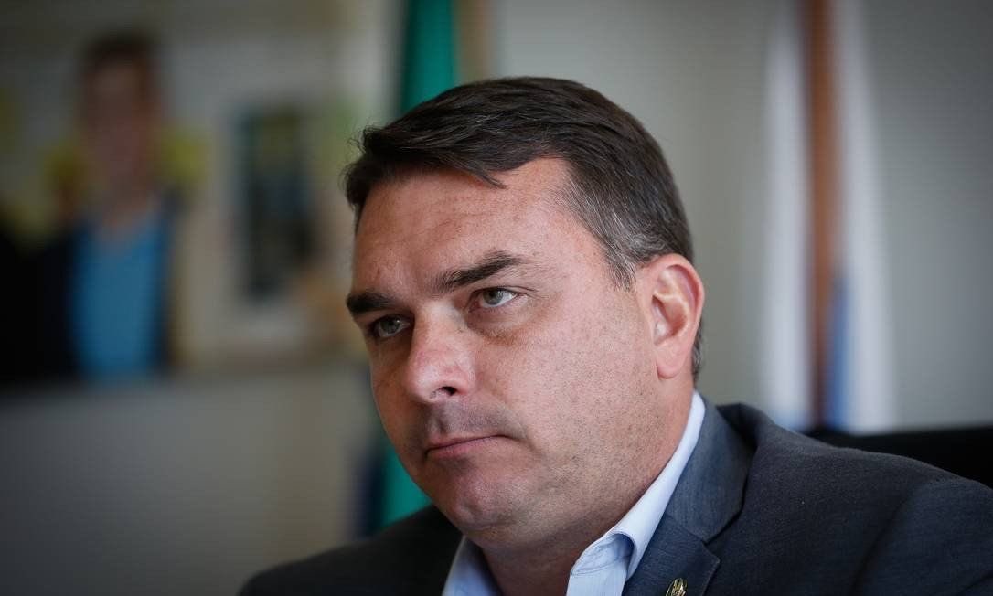 ptbrasil's tweet photo. AGORA: Flávio Bolsonaro vai à Justiça e tenta impedir distribuição de canetas emagrecedoras pelo SUS. Senador foi notícia pelo uso do medicamento em 2024. Inimigo do povo! 💣 https://t.co/XoBHfdAG6a