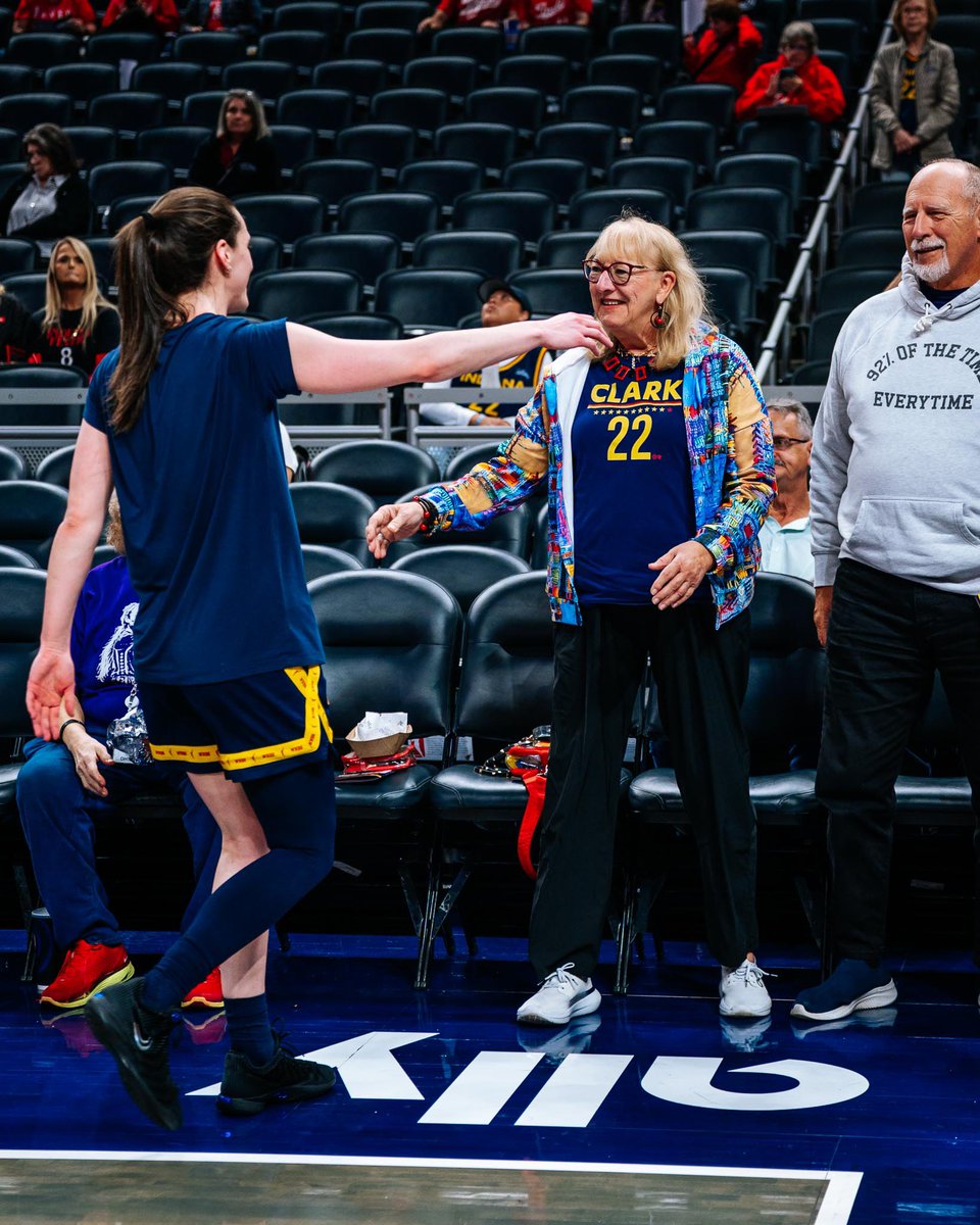 brilewerke's tweet photo. Donna Kelce at the Fever game in her CC gear 🥹🫶🏼 https://t.co/KitNRKQN0V