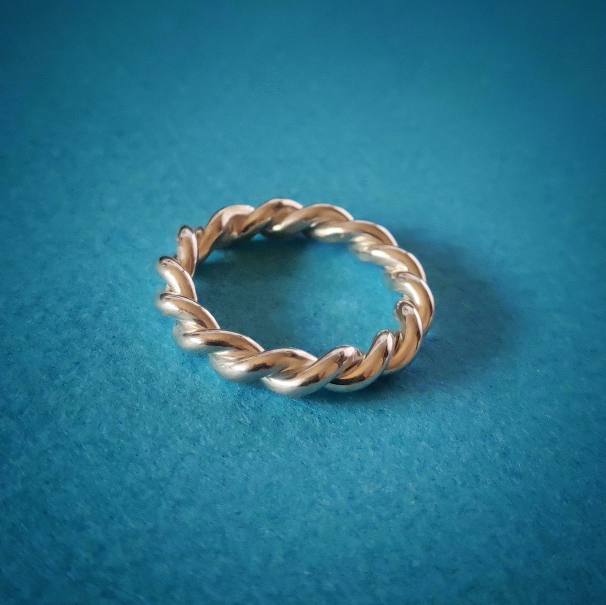 Joyas_CM's tweet photo. Anillo de alambre de plata trenzado
#joyascm #joyasdeplata #joyasartesanales #hechoamano #handmade #jewerly #silver #ring
#anillo https://t.co/xVS4rG0p7j