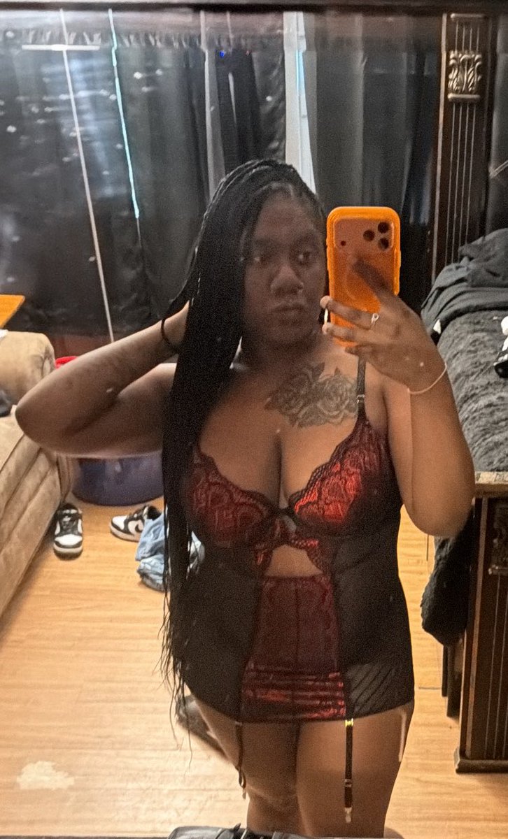 myaw2kids's tweet photo. yall still up ???? first video on me !!! https://t.co/VCkM9xtrys