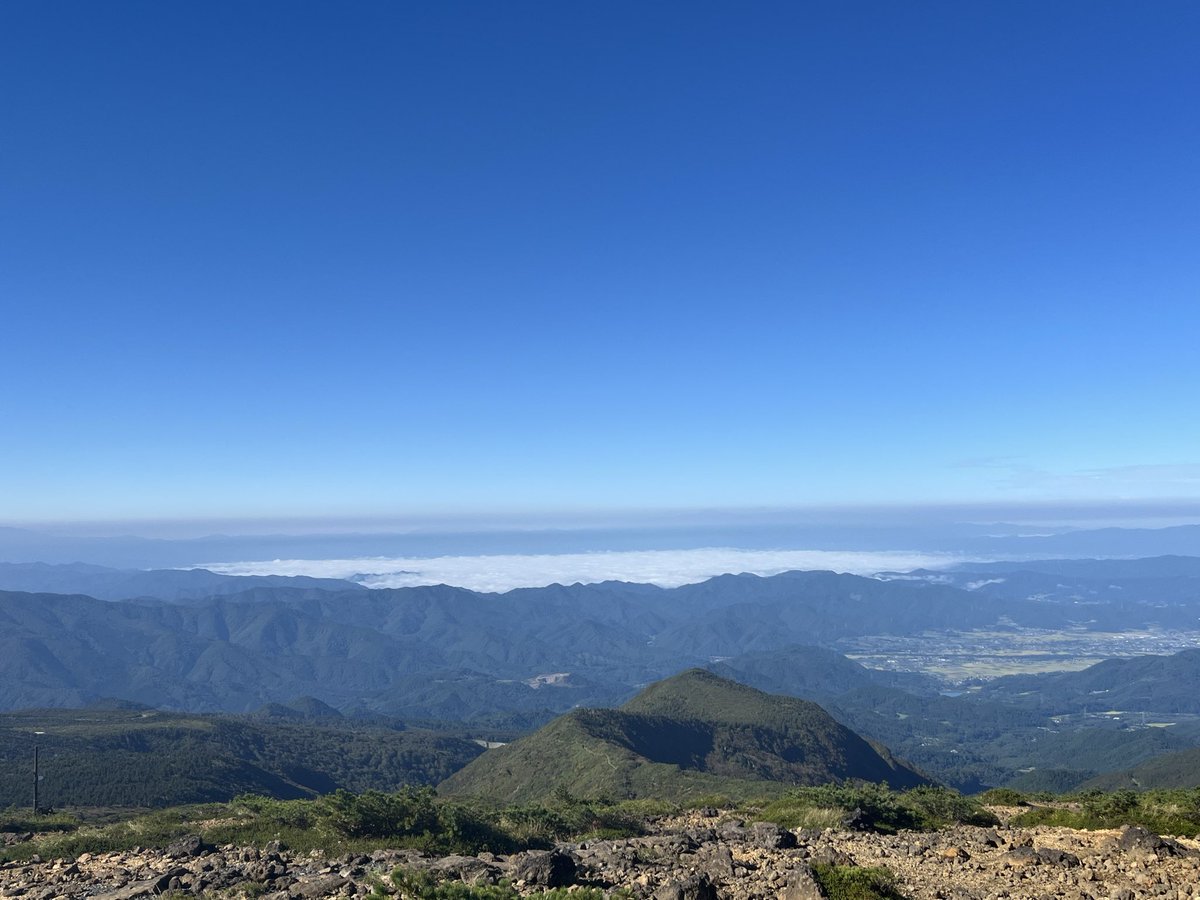 siba4184's tweet photo. いつもの蔵王
鳥海山もくっきり
#蔵王山 #お釜 https://t.co/D9zKgXeyP0