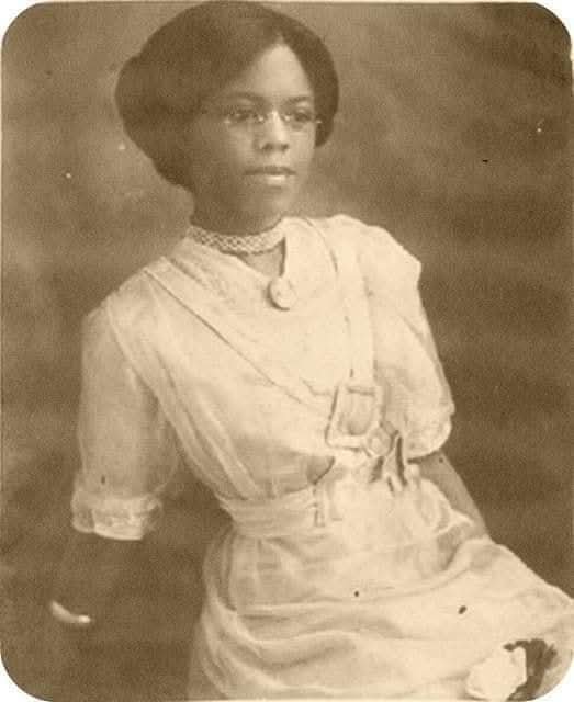 historical_Afr's tweet photo. Ever heard of the name Clara Belle Drisdale Williams?

Clara Belle Drisdale [1885-1993], the first African-American graduate of New Mexico State University. Many of her professors would not allow her inside the classroom, she had to take notes from the hallway; she was also not allowed to walk with her class to get her diploma.

She married Jasper Williams in 1917; their three sons became physicians. She became a great teacher of Black students by day, and by night she taught their parents, former slaves, home economics.

In 1961, New Mexico State University named a street on its campus after Williams; in 2005 the building of the English department was renamed Clara Belle Williams Hall.

In 1980, Williams was awarded an honorary doctorate of laws degree by NMSU, which also apologized for the treatment she was subjected to as a student.

She dıed at 108 years old.