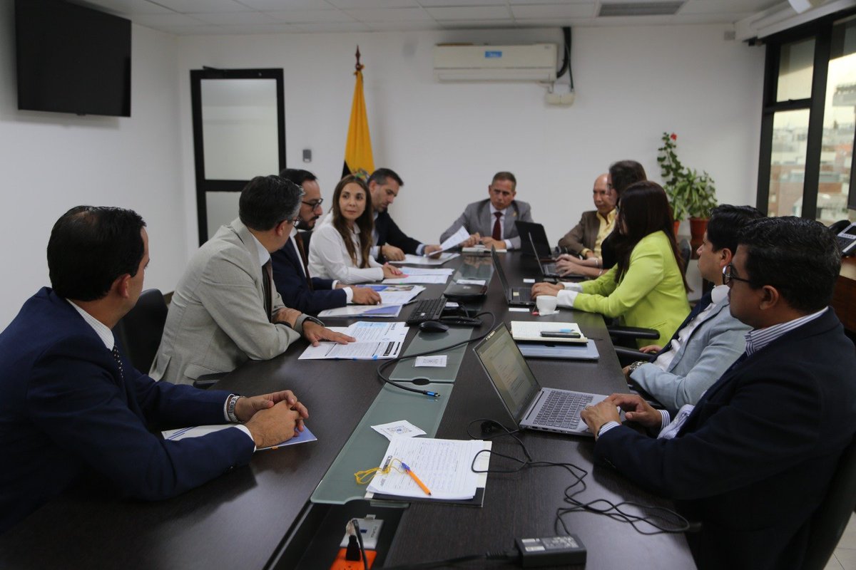 EcuadorMAE's tweet photo. ⚡ OPTIMIZACIÓN DE LA DEMANDA ELÉCTRICA

El ministro @JuanCarlos_Blum mantiene reuniones con el sector industrial para coordinar medidas temporales de optimización de la demanda eléctrica.

Hoy se reunió con representantes de la Cámara de Industrias y Producción de Quito para dialogar sobre esta medida y el aporte del sector a la gestión eficiente de la energía.