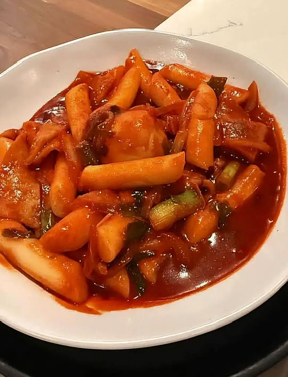 _sugarr_plum's tweet photo. Finding authentic, spicy Tteokbokki like this in the US instantly completes my day🌶️🥢Pure comfort food on a plate🍲

#TteokbokkiInUSA #KoreanFood #FoodCravings #SpicyEats https://t.co/h4q6jKUH4u