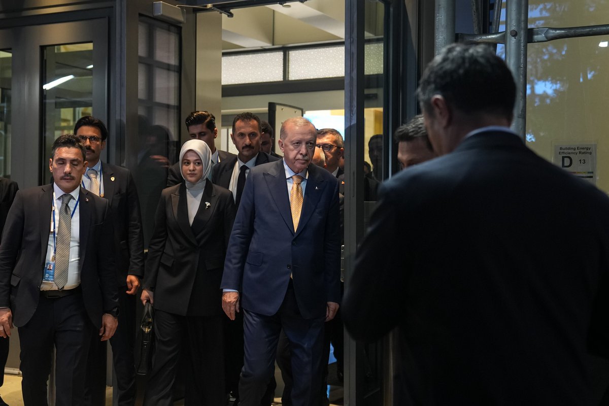 Akparti's tweet photo. Cumhurbaşkanımız Sayın Recep Tayyip Erdoğan, ABD Başkanı Trump tarafından devlet başkanları ve eşleri onuruna verilen davete katılmak üzere Türkevi'nden çıkış yaptı. https://t.co/2ScK2xXxXJ