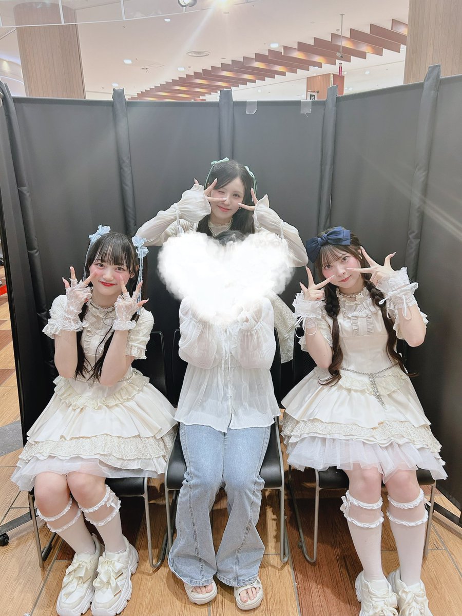 _miso_05's tweet photo. 2026.06.22
イオンレイクタウンmori
写真撮影会

入った時にありさちゃんが目の前にいてめっちゃびっくりした‼️
みんな可愛かったです🫶✨
はーちゃんが流れてた音楽に合わせて歌っててめっちゃ幸せでした💕

 #Märmi 
 #日髙葉月
@8_hazuki8 https://t.co/6dJelcC3Oz