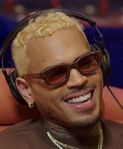 RapMais's tweet photo. 😳 CHRIS BROWN DIZ QUE NENHUM ARTISTA NO MUNDO CONSEGUE BATER DE FRENTE COM ELE: “EU SOU O REI”

O cantor publicou um longo desabafo nas redes, criticou o mercado musical e afirmou que cansou de tentar agradar os outros.

“EU SOU O MELHOR, SEM SOMBRA DE DÚVIDAS. NÃO TEM UM ÚNICO ARTISTA NESTE PLANETA QUE CONSIGA BATER DE FRENTE COMIGO NO MEU PIOR DIA.”