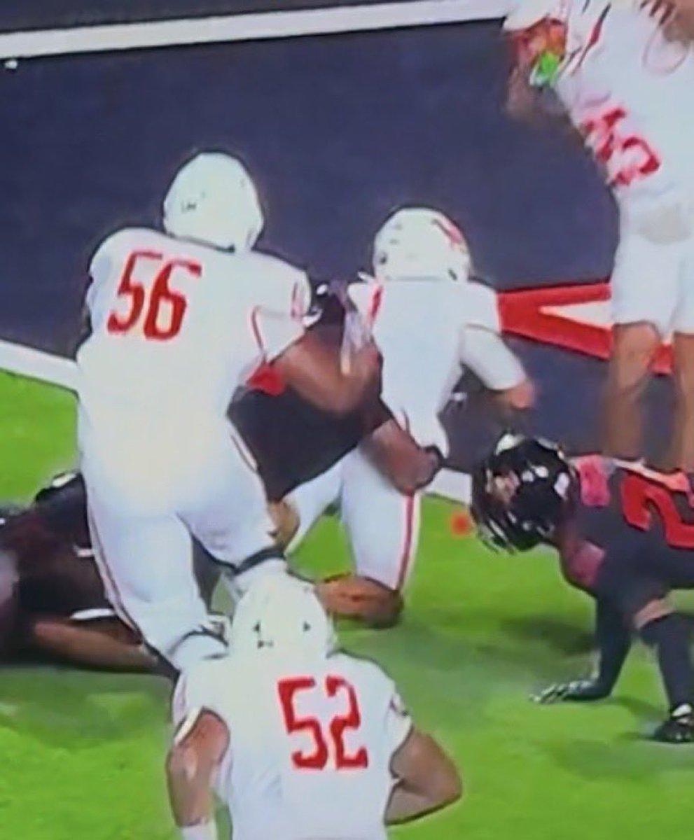 pdudley72's tweet photo. @UHCougarFB Missed it by a yard ☝️ https://t.co/XHfvBXdvbJ