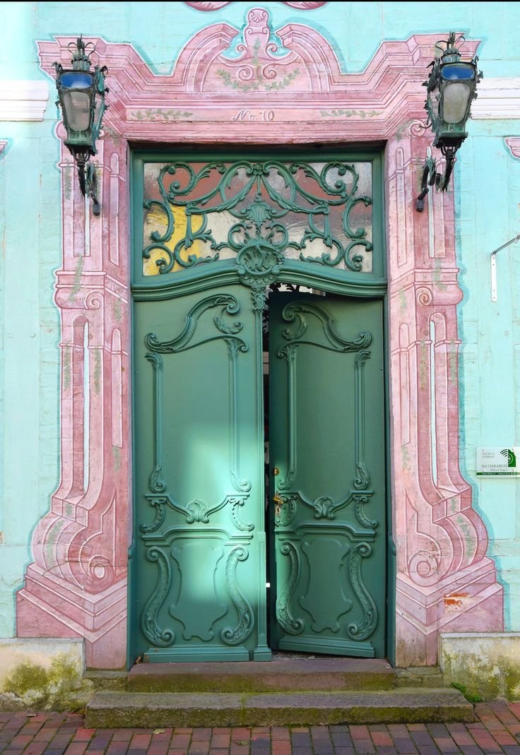 naturaholic's tweet photo. where doors become art https://t.co/DZmXqj67Lu