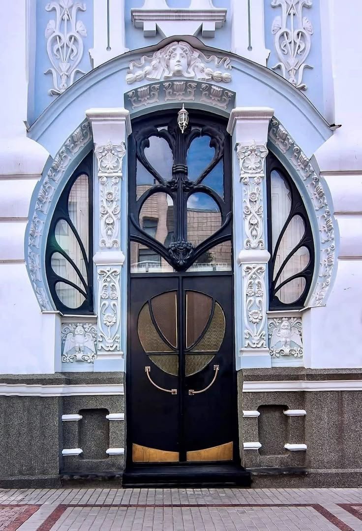 naturaholic's tweet photo. where doors become art https://t.co/DZmXqj67Lu