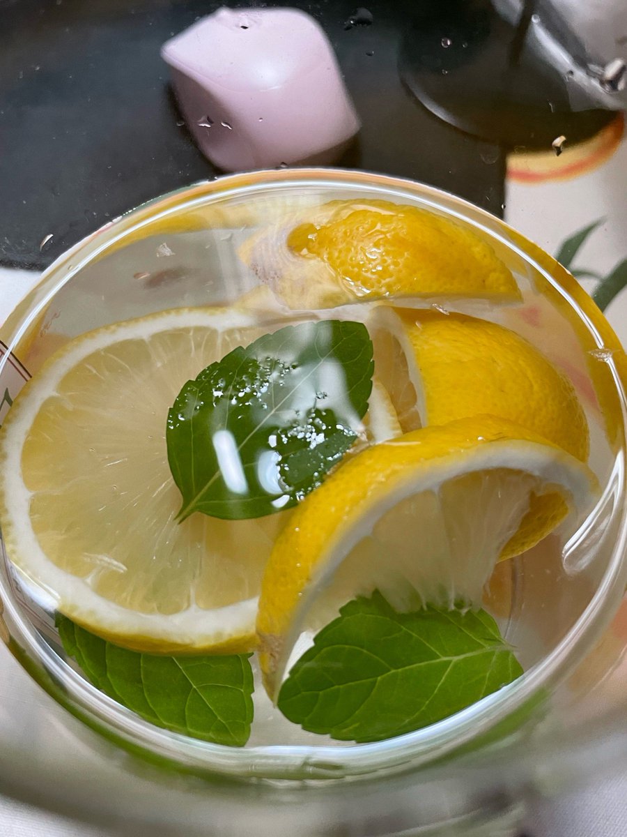 RegineStaetf's tweet photo. Small daily steps make big health wins! 10 mins of stretching u0026 a glass of warm lemon water first thing boost energy u0026 digestion. Try it today https://t.co/mOFx2IGDxv