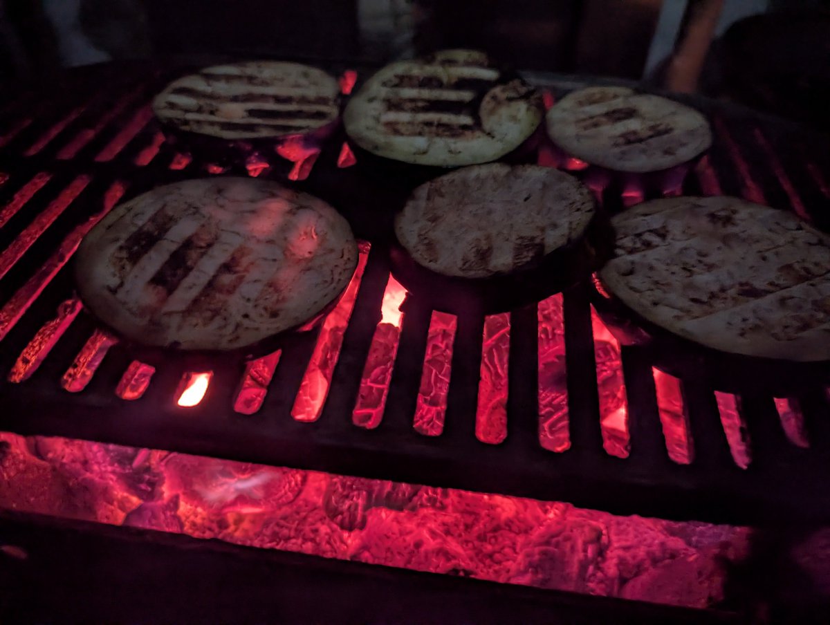 RobvandenEngel's tweet photo. Nog even aubergine op loeihete marabuhoutskool gegrild om de suikers te laten karameliseren op hoge temperaturen. Wordt ie bitter en zoet. Krijg je straks weer @jigalkrant in de comments met een citaat uit een van zijn boeken dat zoiets helemaal niet kan, maar het kan dus wel. https://t.co/QIMclyydpu