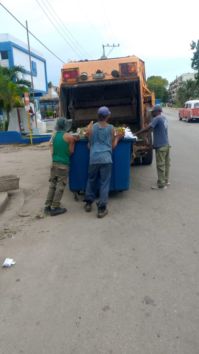 Yoamel_Acosta's tweet photo. "...Y el sublime trabajo, yo respeto
La arruga, el callo..." 

José Martí 

Para los hombres y mujeres que día a día se esfuerzan desde la labor de la limpieza e higiene públicas... mis martianos respetos, por gente como ustedes #CubaEstáFirme https://t.co/H6z2vZtHGI